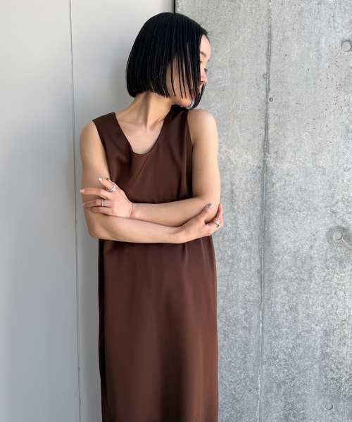 select MOCA by son（セレクトモカバイソン）の「ラウンドネックサテンロングワンピース【セットアップ対応】【by SON】（ワンピース・レディース・ブラウン/アイボリー/ブラック・MEDIUM/LARGE）」の17枚目の写真