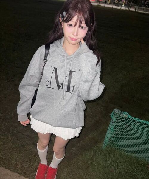 MUCENT(ムセント)の「ビッグロゴフードパーカー 男女共用 (2カラー)(パーカー・レディース・ブラック/グレー・FREE/1)」の13枚目の写真