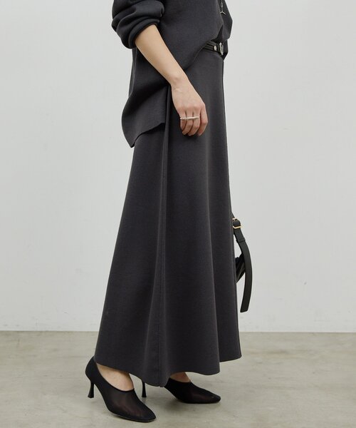 GALLARDAGALANTE(ガリャルダガランテ)の「【セットアップ対応】ニットフレアスカート(スカート・レディース・チャコールグレー/グレイッシュベージュ・FREE)」の4枚目の写真