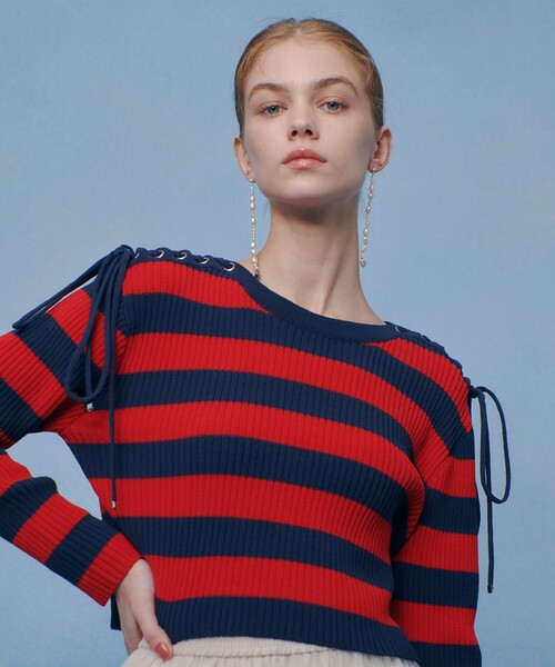 LOULOU WILLOUGHBY(ルルウィルビー)の「【LOULOU WILLOUGHBY】レースアップショルダープルオーバー(ニット/セーター・レディース・レッド系その他/ダークブルー/オフホワイト・2)」の3枚目の写真