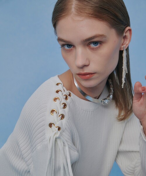 LOULOU WILLOUGHBY(ルルウィルビー)の「【LOULOU WILLOUGHBY】レースアップショルダープルオーバー(ニット/セーター・レディース・レッド系その他/ダークブルー/オフホワイト・2)」の2枚目の写真