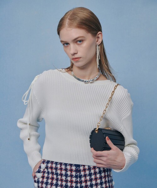 LOULOU WILLOUGHBY(ルルウィルビー)の「【LOULOU WILLOUGHBY】レースアップショルダープルオーバー(ニット/セーター・レディース・レッド系その他/ダークブルー/オフホワイト・2)」の4枚目の写真