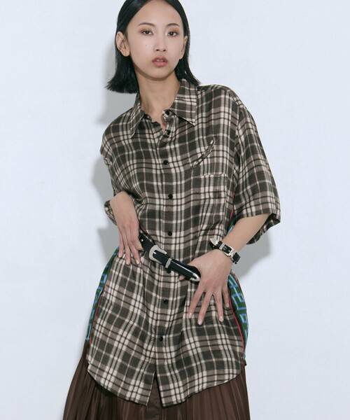 TOGA PULLA（トーガ　プルラ）の「【TOGA PULLA/トーガプルラ】Double buckle concho bangle/ダブルバックルコンチョバングル（バングル/リストバンド・レディース・ブラック・FREE）」の2枚目の写真