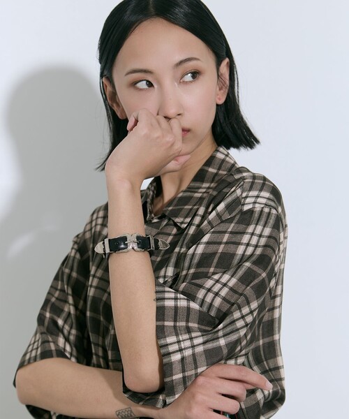 TOGA PULLA（トーガ　プルラ）の「【TOGA PULLA/トーガプルラ】Double buckle concho bangle/ダブルバックルコンチョバングル（バングル/リストバンド・レディース・ブラック・FREE）」の4枚目の写真