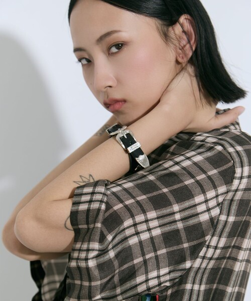 TOGA PULLA（トーガ　プルラ）の「【TOGA PULLA/トーガプルラ】Double buckle concho bangle/ダブルバックルコンチョバングル（バングル/リストバンド・レディース・ブラック・FREE）」の5枚目の写真