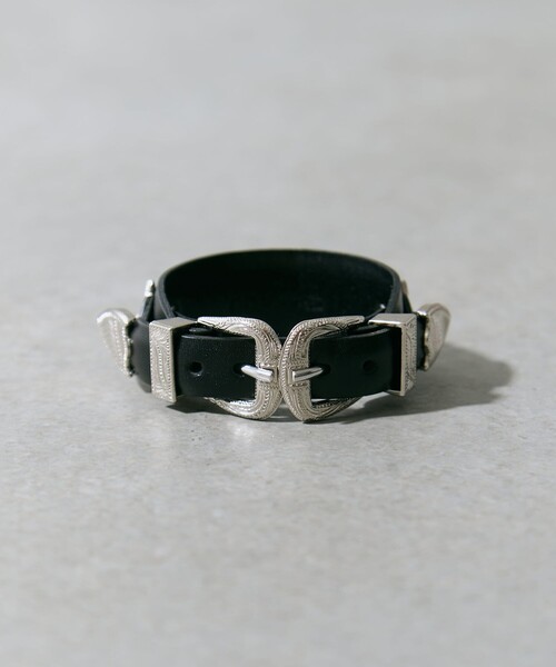 TOGA PULLA（トーガ　プルラ）の「【TOGA PULLA/トーガプルラ】Double buckle concho bangle/ダブルバックルコンチョバングル（バングル/リストバンド・レディース・ブラック・FREE）」の7枚目の写真
