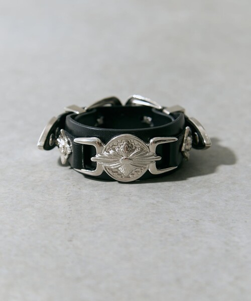 TOGA PULLA（トーガ　プルラ）の「【TOGA PULLA/トーガプルラ】Double buckle concho bangle/ダブルバックルコンチョバングル（バングル/リストバンド・レディース・ブラック・FREE）」の8枚目の写真