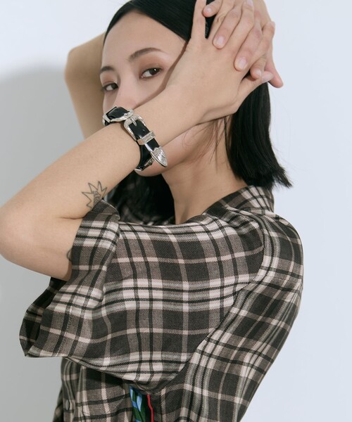 TOGA PULLA（トーガ　プルラ）の「【TOGA PULLA/トーガプルラ】Double buckle concho bangle/ダブルバックルコンチョバングル（バングル/リストバンド・レディース・ブラック・FREE）」の15枚目の写真