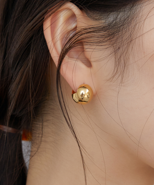 BYWEEKEND（バイウィーケンド）の「14mm ball touch earring（ピアス（両耳用）・レディース・ゴールド/シルバー・FREE）」の3枚目の写真