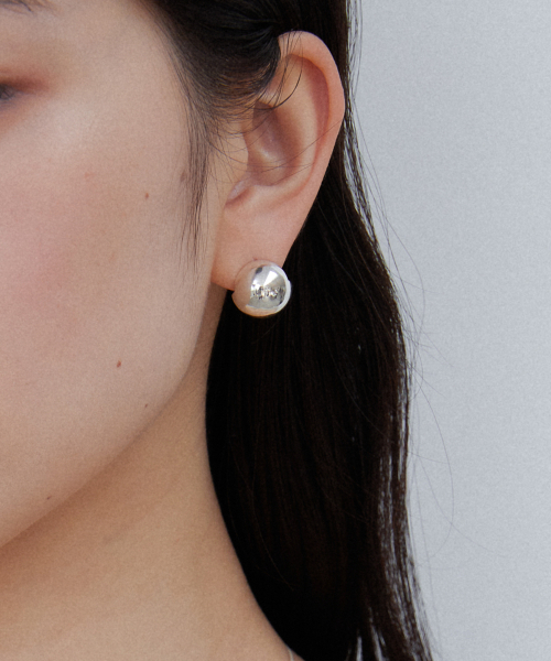 BYWEEKEND（バイウィーケンド）の「14mm ball touch earring（ピアス（両耳用）・レディース・ゴールド/シルバー・FREE）」の4枚目の写真