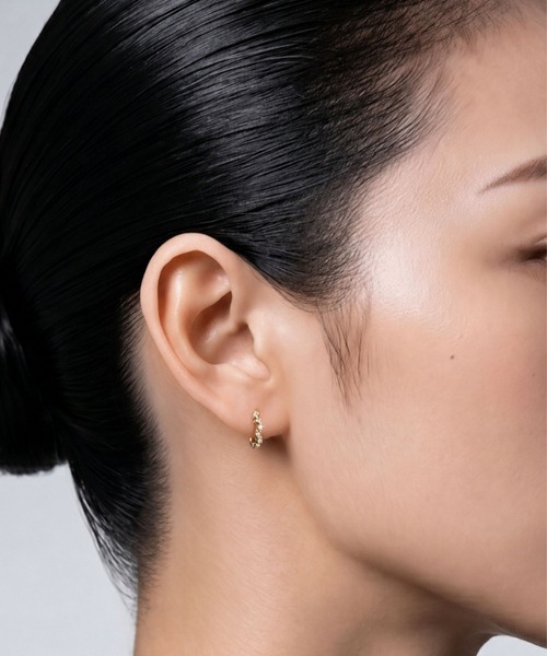 Lyvi(ライビィ)の「Luce Texture Hoop Pierce / 金属アレルギー対応(ピアス(両耳用)・レディース・シルバー/ゴールド・FREE)」の2枚目の写真
