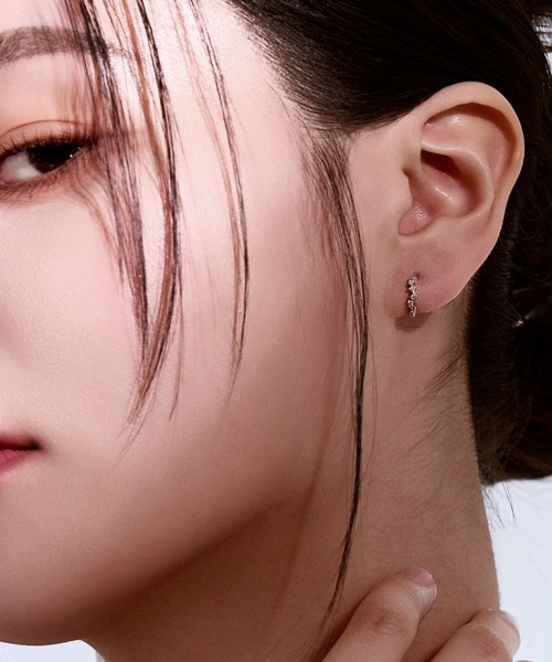 Lyvi(ライビィ)の「Luce Texture Hoop Pierce / 金属アレルギー対応(ピアス(両耳用)・レディース・シルバー/ゴールド・FREE)」の3枚目の写真