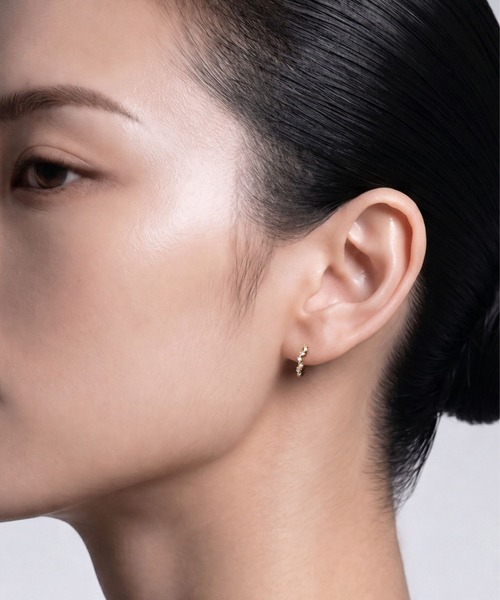 Lyvi(ライビィ)の「Luce Texture Hoop Pierce / 金属アレルギー対応(ピアス(両耳用)・レディース・シルバー/ゴールド・FREE)」の9枚目の写真