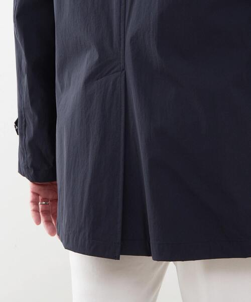 MEN'S MELROSE(メンズメルローズ)の「《WEB限定》4WAYクロスバルカラーコート | 軽量 / 撥水 / ストレッチ / 防シワ(ステンカラーコート・メンズ・ベージュ/ネイビー・3/4/5)」の11枚目の写真