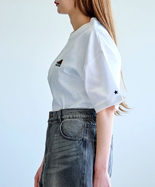 CONVERSE（コンバース）の「『CONVERSE/コンバース』フライスシューズEMB TEE（Tシャツ/カットソー・メンズ・ブラック系/ホワイト・M/L/LL）」の3枚目の写真