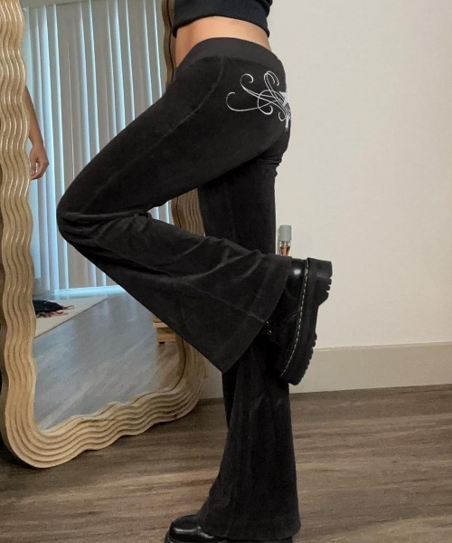 NANEA(ナネア)の「星柄プリントベロアフレアパンツ(スウェットパンツ・レディース・ブラック・LARGE/MEDIUM)」の1枚目の写真