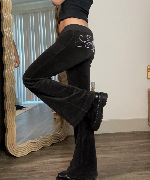 NANEA(ナネア)の「星柄プリントベロアフレアパンツ(スウェットパンツ・レディース・ブラック・LARGE/MEDIUM)」の22枚目の写真
