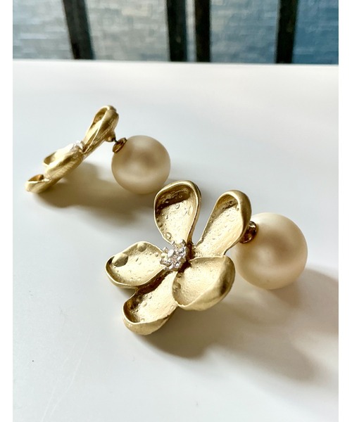 tone(トーン)の「【Le soleil】フラワーモチーフ パールキャッチピアス(MA)(ピアス(両耳用)・レディース・ゴールド・FREE)」の2枚目の写真