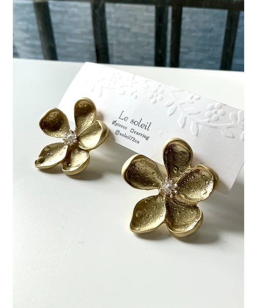 tone(トーン)の「【Le soleil】フラワーモチーフ パールキャッチピアス(MA)(ピアス(両耳用)・レディース・ゴールド・FREE)」の3枚目の写真