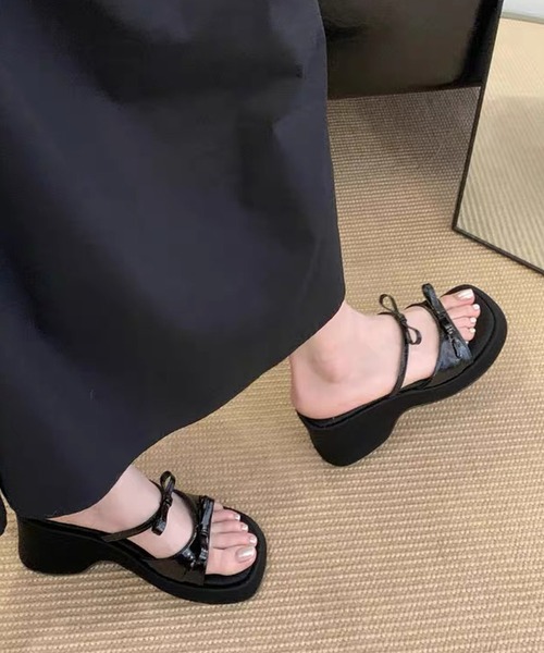 shopnikoniko(ショップニコニコ)の「ダブルリボン ウェッジソール 厚底サンダル(サンダル・レディース・ブラック/シルバー・39/38/37/36)」の4枚目の写真