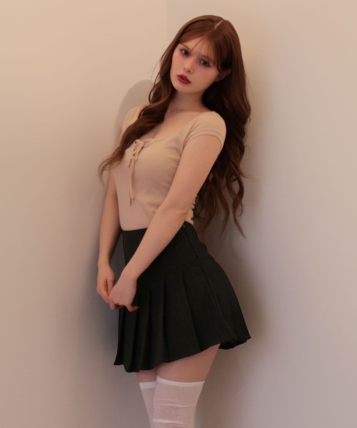 M DOLLY(エムドリー)の「High waist emmy pleats mini skirt / ハイウエストエミープリーツミニスカート(スカート・レディース・ベージュ/ブラック・S/M)」の6枚目の写真