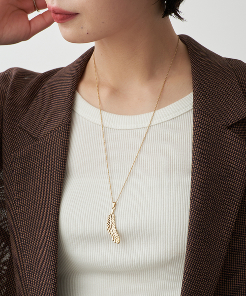 Spick & Span(スピックアンドスパン)の「《WEB限定 / 追加》gren by M / グリンバイエム 別注フェザートップネックレス*(ネックレス・レディース・ゴールド・FREE)」の3枚目の写真