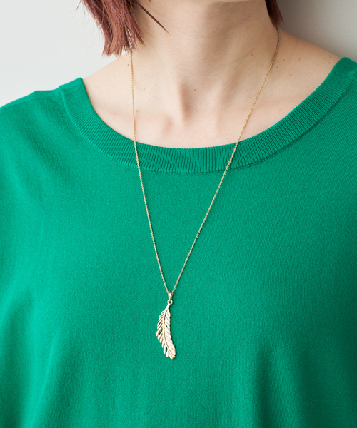 Spick & Span(スピックアンドスパン)の「《WEB限定 / 追加》gren by M / グリンバイエム 別注フェザートップネックレス*(ネックレス・レディース・ゴールド・FREE)」の4枚目の写真