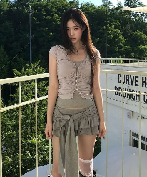EYEER(イワイイアル)の「V-Neck Shirring Button Short Sleeve Top - Black(Tシャツ/カットソー・レディース・その他・SMALL)」の4枚目の写真