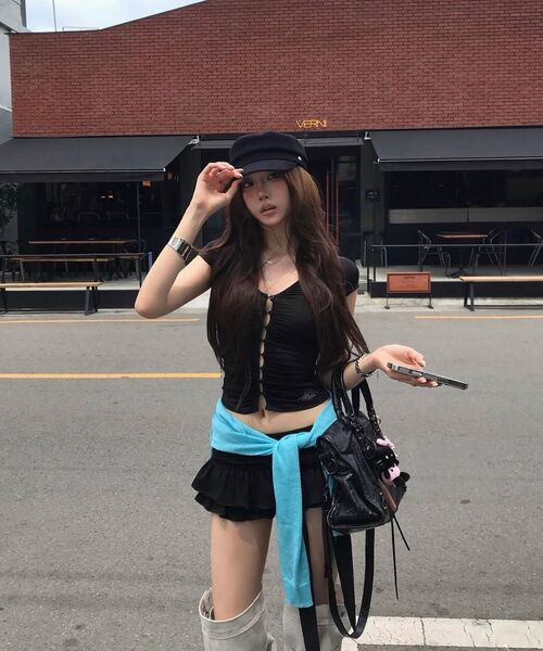 EYEER(イワイイアル)の「V-Neck Shirring Button Short Sleeve Top - Black(Tシャツ/カットソー・レディース・その他・SMALL)」の2枚目の写真