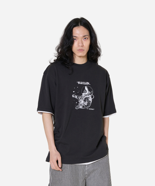 MODNINE(モディナイン)の「Traveller - Oversized T-Shirt Black(Tシャツ/カットソー・メンズ・その他・SMALL/MEDIUM/LARGE/X-LARGE)」の1枚目の写真