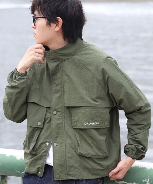FFEIN(フェイン)の「【撥水加工】FFEIN(フェイン)コーチナイロンジャケット / ナイロン スタンド フルジップ 刺繍 ワンポイント ドローコード(ナイロンジャケット・メンズ・アイボリー/カーキ/ブラック・MEDIUM/SMALL/LARGE)」の3枚目の写真