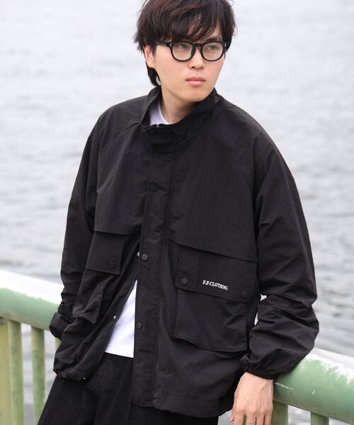 FFEIN(フェイン)の「【撥水加工】FFEIN(フェイン)コーチナイロンジャケット / ナイロン スタンド フルジップ 刺繍 ワンポイント ドローコード(ナイロンジャケット・メンズ・アイボリー/カーキ/ブラック・MEDIUM/SMALL/LARGE)」の1枚目の写真