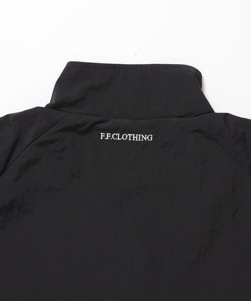 FFEIN(フェイン)の「【撥水加工】FFEIN(フェイン)コーチナイロンジャケット / ナイロン スタンド フルジップ 刺繍 ワンポイント ドローコード(ナイロンジャケット・メンズ・アイボリー/カーキ/ブラック・MEDIUM/SMALL/LARGE)」の5枚目の写真