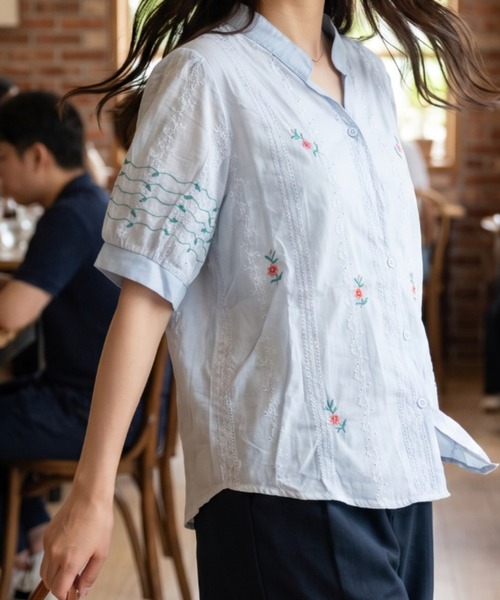 umune(ウムネ)の「小花柄ブラウス 半袖 パフスリーブ 総柄 フラワー プルオーバー Vネックフェミニン 大人可愛い クラシカル トップス 夏(シャツ/ブラウス・レディース・ピンク/オフホワイト/ブルー・FREE)」の5枚目の写真