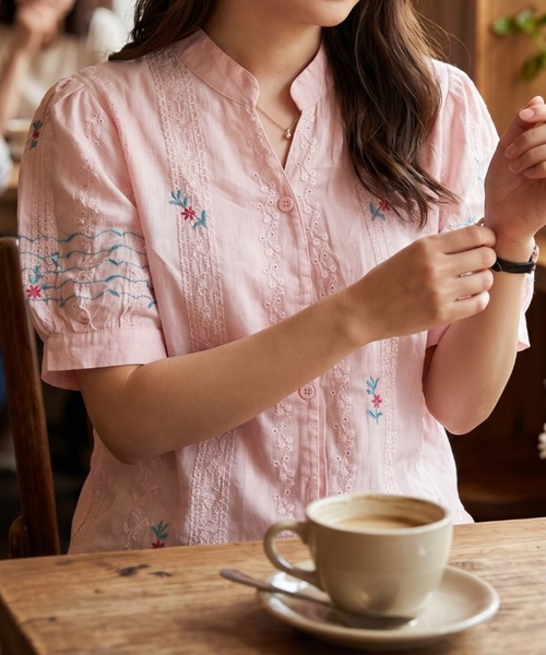 umune(ウムネ)の「小花柄ブラウス 半袖 パフスリーブ 総柄 フラワー プルオーバー Vネックフェミニン 大人可愛い クラシカル トップス 夏(シャツ/ブラウス・レディース・ピンク/オフホワイト/ブルー・FREE)」の8枚目の写真