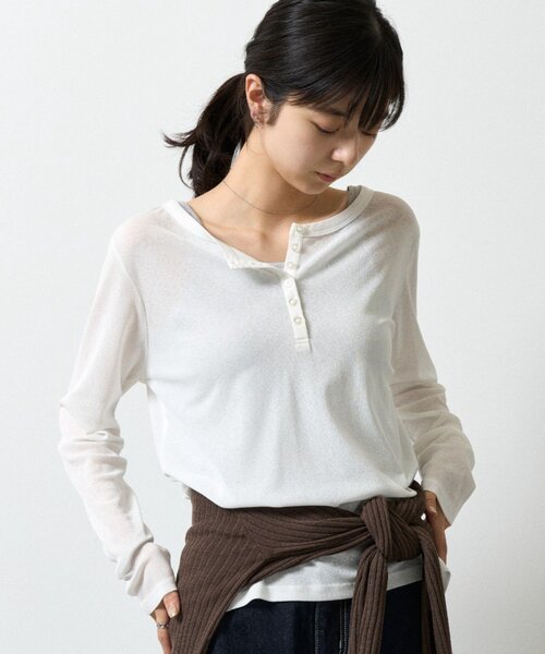 COLONY 2139(コロニートゥーワンスリーナイン)の「シアーヘンリーネックTシャツ(Tシャツ/カットソー・レディース・レッド/チャコールグレー/ホワイト/ブラック・FREE)」の2枚目の写真
