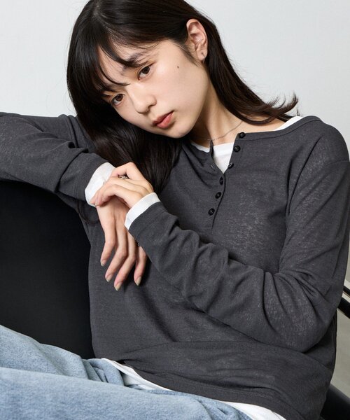 COLONY 2139(コロニートゥーワンスリーナイン)の「シアーヘンリーネックTシャツ(Tシャツ/カットソー・レディース・レッド/チャコールグレー/ホワイト/ブラック・FREE)」の4枚目の写真