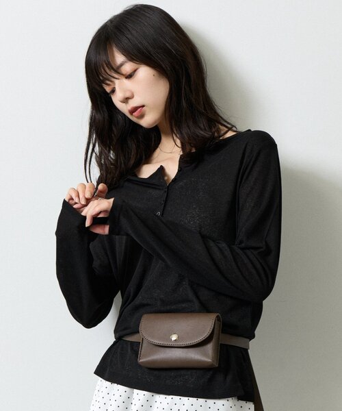 COLONY 2139(コロニートゥーワンスリーナイン)の「シアーヘンリーネックTシャツ(Tシャツ/カットソー・レディース・レッド/チャコールグレー/ホワイト/ブラック・FREE)」の3枚目の写真
