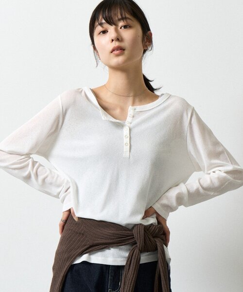 COLONY 2139(コロニートゥーワンスリーナイン)の「シアーヘンリーネックTシャツ(Tシャツ/カットソー・レディース・レッド/チャコールグレー/ホワイト/ブラック・FREE)」の6枚目の写真
