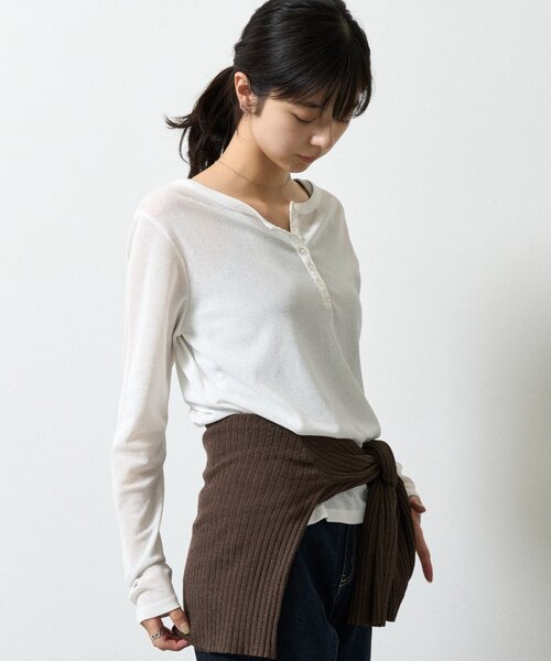 COLONY 2139(コロニートゥーワンスリーナイン)の「シアーヘンリーネックTシャツ(Tシャツ/カットソー・レディース・レッド/チャコールグレー/ホワイト/ブラック・FREE)」の7枚目の写真