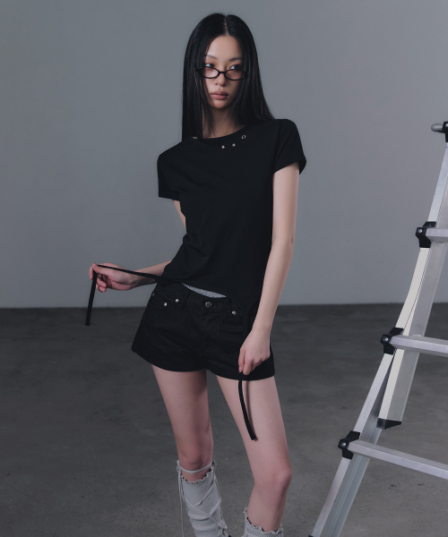 GROWHIDE（グロウハイド）の「ズエルアイレットストラップスリット半袖Tシャツ_ブラック（Tシャツ/カットソー・レディース・ブラック・FREE）」の3枚目の写真