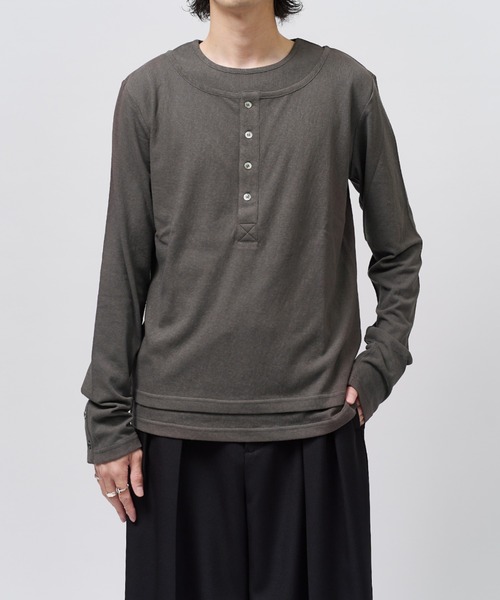 Lui's(ルイス)の「レイヤードヘンリーネックカットソー(Tシャツ/カットソー・メンズ・ライトグレー/チャコールグレー/ブラック・M/S)」の2枚目の写真