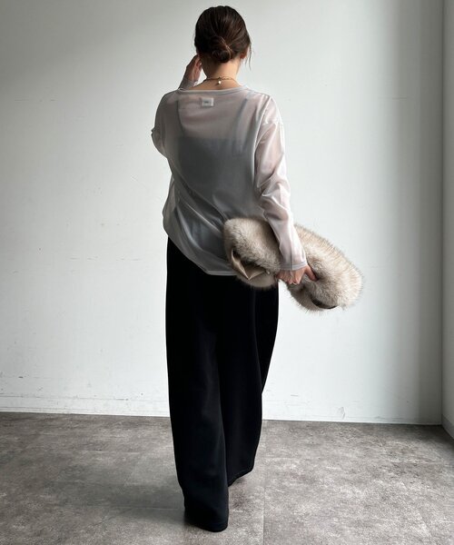 DouDou(ドゥドゥ)の「【WEB限定】シアーロゴTEE(Tシャツ/カットソー・レディース・グレイッシュベージュ/オフホワイト・FREE)」の4枚目の写真