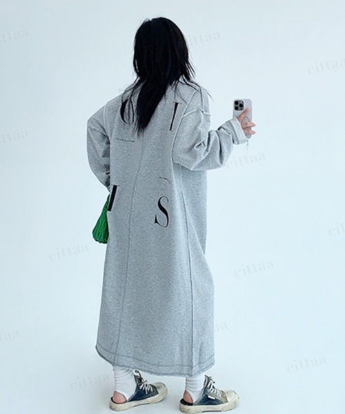 Dalfwin(ダールフィン)の「OISISバックプリントアウトステッチロング丈スウェットワンピース(ワンピース・レディース・ブラック/グレー・FREE)」の2枚目の写真