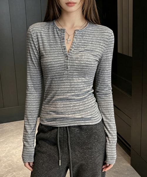 LEMOA(レモア)の「ボーダー柄ヘンリーネックリブカットソー(Tシャツ/カットソー・レディース・ライトグレー/ブラウン/ダークグレー・X-LARGE/LARGE/MEDIUM)」の2枚目の写真