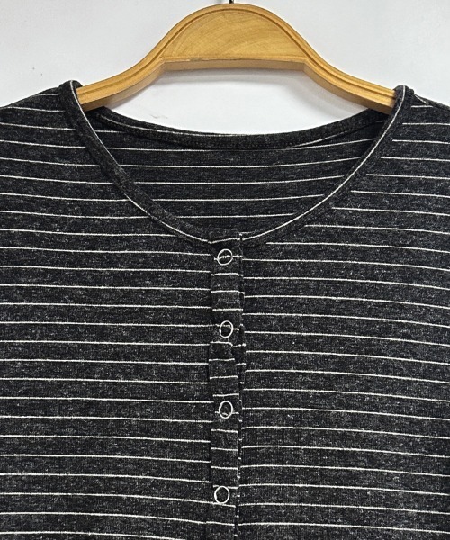 LEMOA(レモア)の「ボーダー柄ヘンリーネックリブカットソー(Tシャツ/カットソー・レディース・ライトグレー/ブラウン/ダークグレー・X-LARGE/LARGE/MEDIUM)」の4枚目の写真