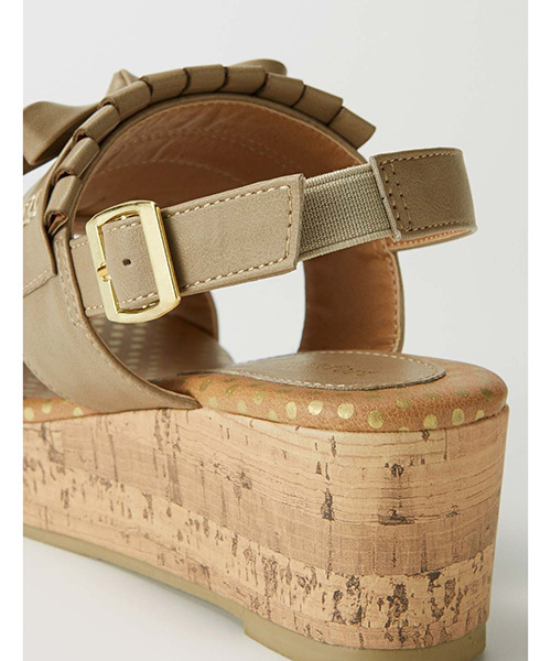 Live in comfort（リブインコンフォート）の「リブ　イン　コンフォート　甲をすっぽり隠して歩きやすい　パンチングフリンジのウエッジサンダル　　（サンダル・レディース・ブラック/ベージュ・6/1/2/4/3/5）」の8枚目の写真