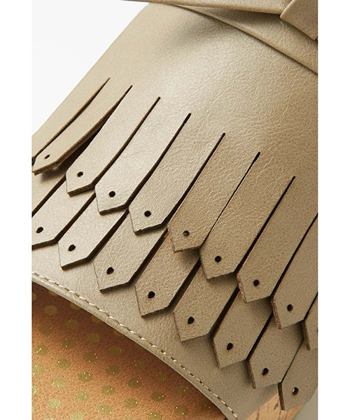 Live in comfort（リブインコンフォート）の「リブ　イン　コンフォート　甲をすっぽり隠して歩きやすい　パンチングフリンジのウエッジサンダル　　（サンダル・レディース・ブラック/ベージュ・6/1/2/4/3/5）」の9枚目の写真