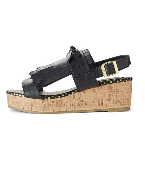 Live in comfort（リブインコンフォート）の「リブ　イン　コンフォート　甲をすっぽり隠して歩きやすい　パンチングフリンジのウエッジサンダル　　（サンダル・レディース・ブラック/ベージュ・6/1/2/4/3/5）」の3枚目の写真