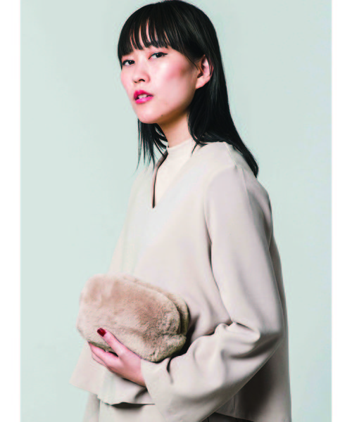 Laugoa(ラウゴア)の「【LAUGOA】ふわふわポーチ Fluffy /0173-11004 (クラッチバッグ・レディース・ベージュ/グレー/グリーン/ワインレッド/レオパード・FREE)」の3枚目の写真